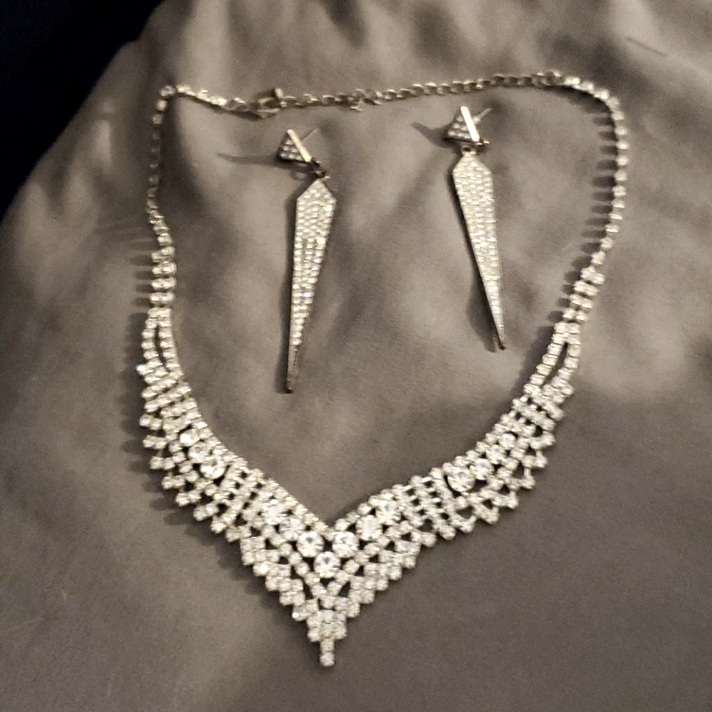 2 pc earrings and necklace set